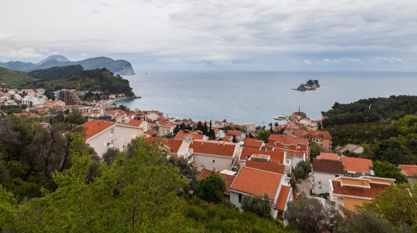 Черепичные крыши Петроваца, бухта и два островка в море